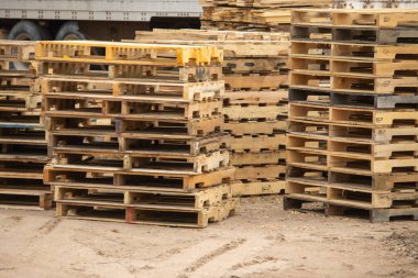 İnşaat alanında yığılmış ahşap paletler