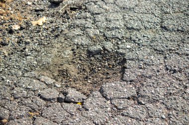 Bir delikli asfalt yüzeyi