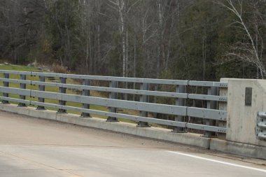 Şehirdeki nehir üzerindeki köprü.
