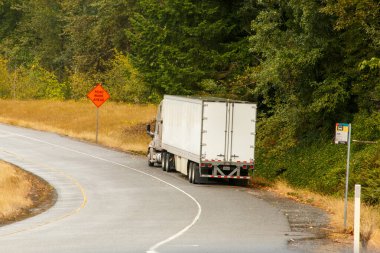 Otobanda bir kamyon