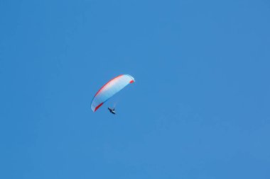 Yazın gökyüzünde uçan paraglider