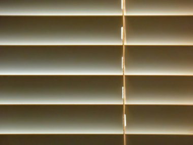 Siyah ve beyaz panjurlu bir pencerenin arkaplanı