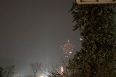 Gece gökyüzünde havai fişek patladı