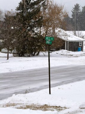 Kışın buzlu bir sokakta