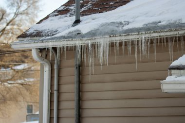 Çatıda buz saçakları