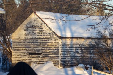 Kışın eski ahşap garaj
