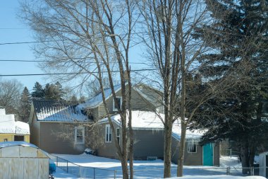 Karla kaplı bir kır evinin kış manzarası..