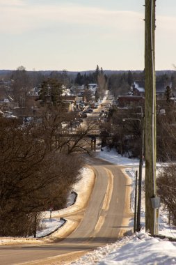 Kışın sokak manzarası.