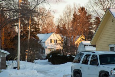 Karlı bir yerleşim yeri.