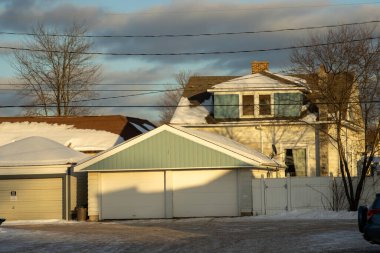 Karda küçük bir köy evi.