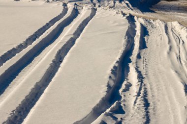 Kış boyunca karda kar motosikleti izleri
