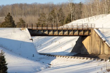 Kışın karla kaplı köprü