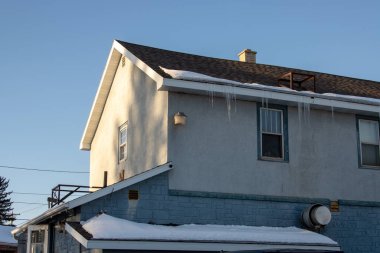 Kar - kışın eski şehrin çatıları