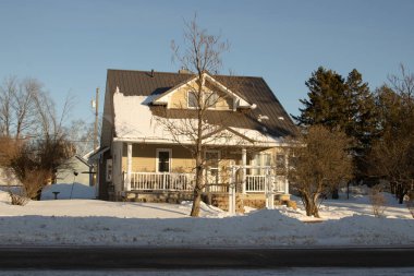 Kış boyunca sokakta eski ahşap bir ev