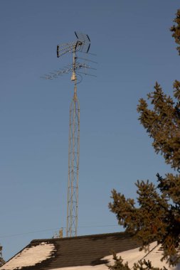 Mavi gökyüzü ile amatör radyo anteni