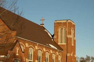 Öğleden sonra güneşinde Katolik bir kilise