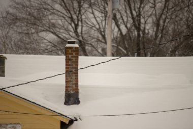 Karla kaplı bir evde baca.