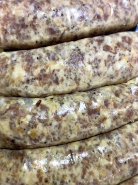 Fırında pişmeye hazır baharatlı çiğ sosis..