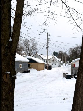 Kış boyunca küçük bir şehirde karla kaplı bir sokak