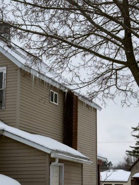 Kar fırtınası ve çatıda buz saçakları.