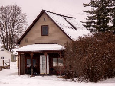 Kışın karda küçük bir ev.