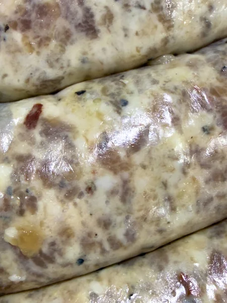 Fırında pişmeye hazır çiğ İtalyan sosisi.