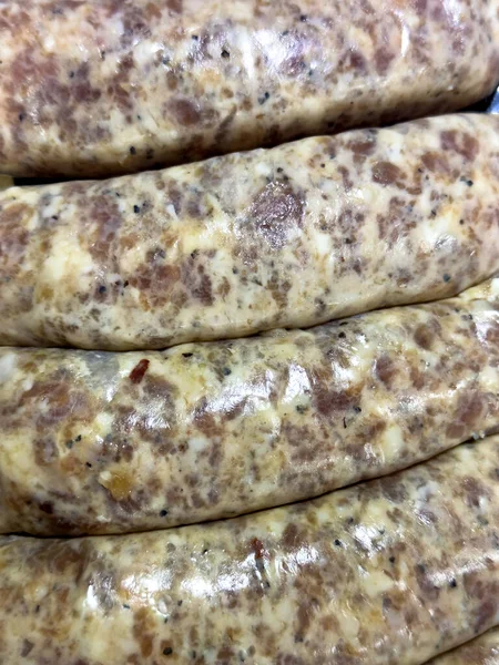 Fırında pişmeye hazır baharatlı çiğ sosis..