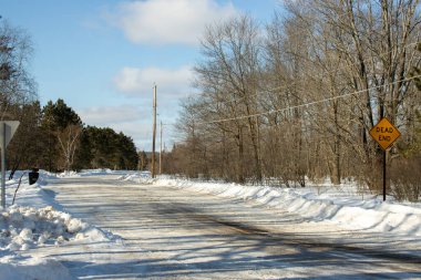 Kış kırsalından geçen bir yol.
