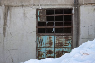Eski terk edilmiş binanın duvarı.