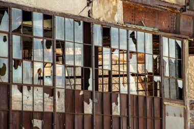 Eski tuğla binanın kırık penceresi..