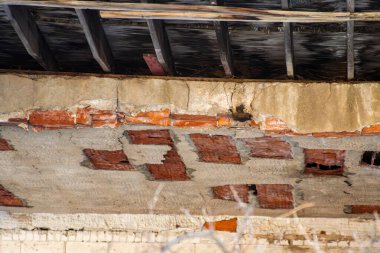 Pencereleri, pencereleri, kırık duvarları, terk edilmiş evi olan eski harabe tuğla fabrikası.