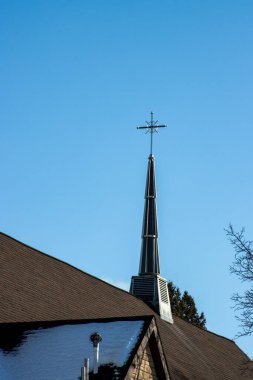 Açık mavi gökyüzünde bir Hıristiyan kilisesi