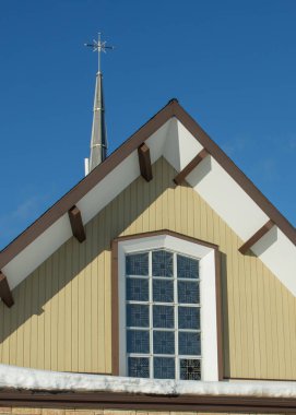 Mavi gökyüzü arka planında haç olan kilise