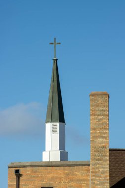 Kilisenin üzerinde haç olan bir kule