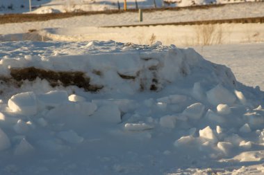 Kışın köyde kar yağar.