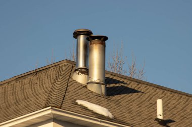 Kışın çatıda bir çift baca.