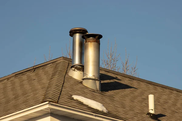 Kışın çatıda bir çift baca.