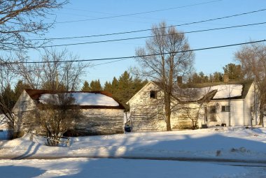 Köydeki eski ahşap ev.