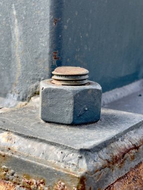 Paslı demir bir cıvata ve bir direğin tabanında fındık.