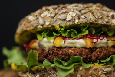 Tahta tabakta lezzetli sağlıklı vejetaryen hamburgerini yakın.