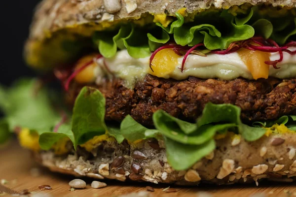 Close Juicy Healthy Vegetarian Burger Wooden Plate — Stock Photo, Image