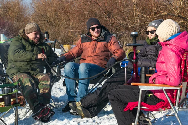 Amigos descansan en sillas de camping, fumar narguile al aire libre en el campamento en el día soleado, relajarse en invierno en la naturaleza, Ulan-Ude, Rusia 24 Feb 2020 — Foto de Stock
