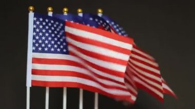 Küçük masaüstü ABD bayrakları siyah zemin üzerinde dalgalanıyor, vatanseverlik bayramı kavramı: başkanlar, Mlk, bağımsızlık, anıt, gazi, işçi, Columbus Günü