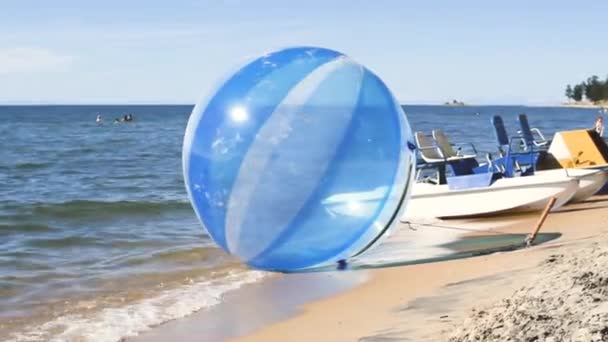 Bola Agua Vacía Llamada Zorb Aquasphere Con Otras Actividades Acuáticas — Vídeos de Stock