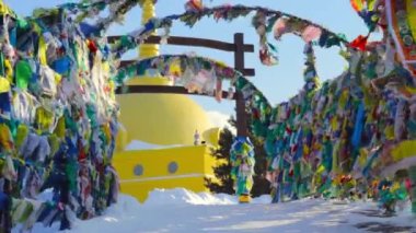 Soğuk kışın Sibirya 'da, tapınak kompleksi Rinpoche Bagsha' da rüzgarda sarkan tibet mantralı renkli dua bayrakları.