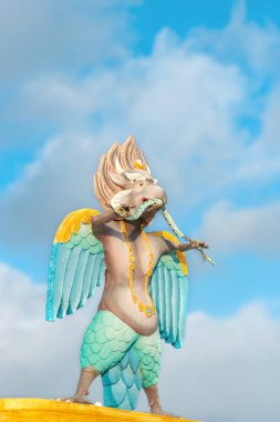 Mavi gökyüzünde Garuda İlahı heykeli, efsanevi kuş ya da Hindu ve Budist inancında kuş benzeri bir yaratık.