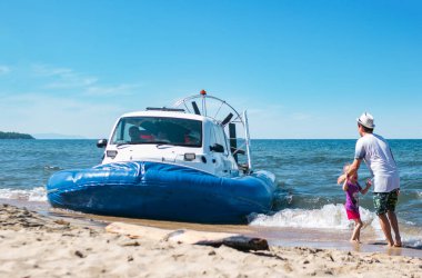 Baykal Gölü kıyısında hovercraft, plaj tatilcileri için cazibe, eğlence sektöründe teknoloji hava yastığı