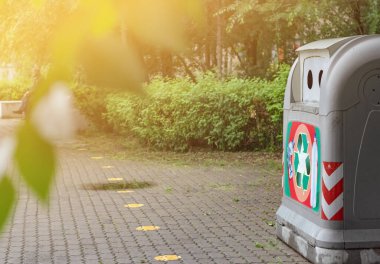 Şehir parkında plastik için geri dönüşüm çöplüğü