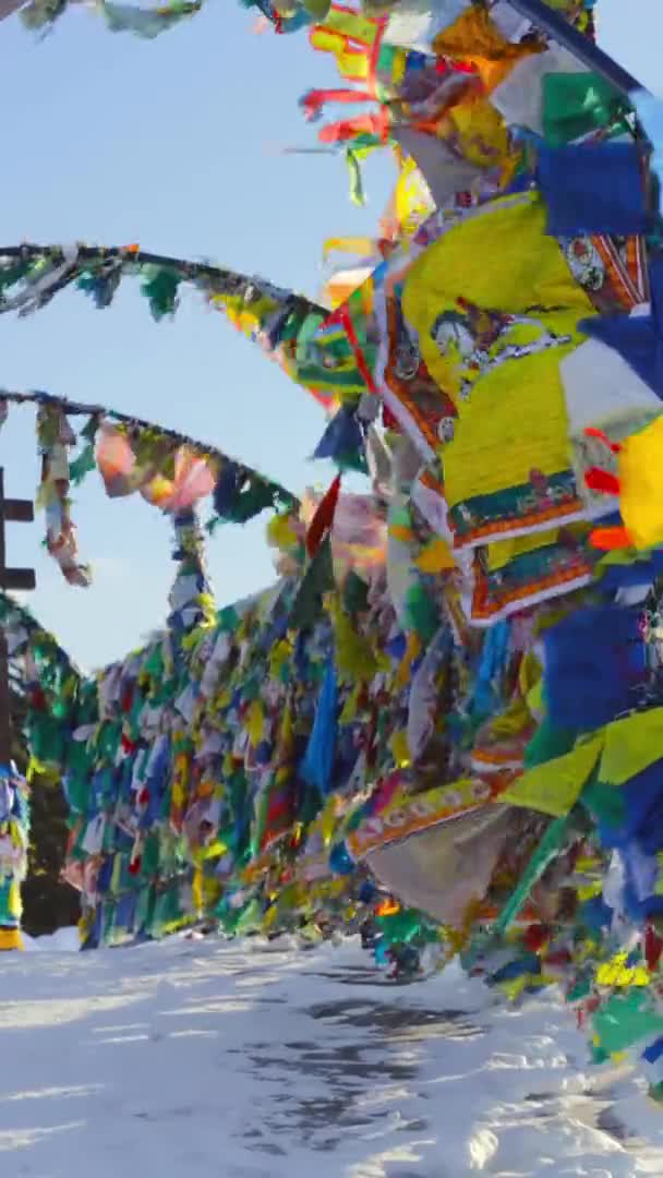 Gebetsfahnen mit tibetischen Mantras hängen bei kaltem Winter in Tempelanlage — Stockvideo
