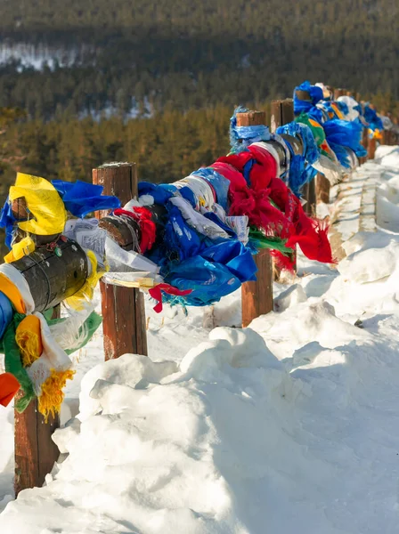 Banderas de oración coloridas con mantras tibetanos colgando en el viento en el complejo del templo nevado, la cultura asiática en el monasterio local — Foto de Stock